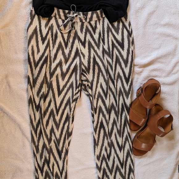Banana Republic light drawstring SP pant in grey and cream chevron pattern. - Picture 3 of 8
